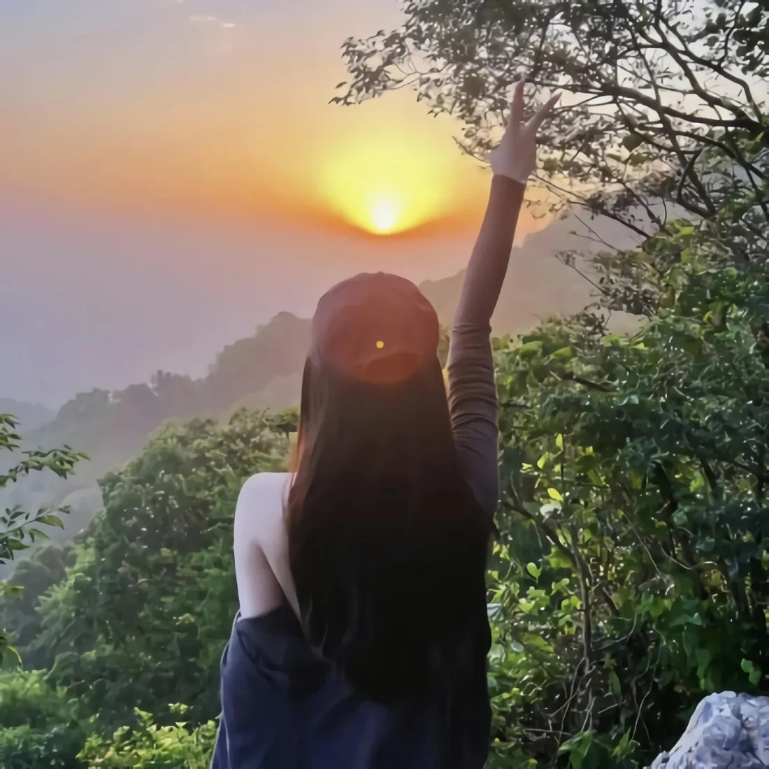 女生背影手机壁纸|山顶日落背景图片 - 山林黄昏氛围感「哲风壁纸」 女生背影手机壁纸|山顶日落背景图片 - 山林黄昏氛围感「哲风壁纸」