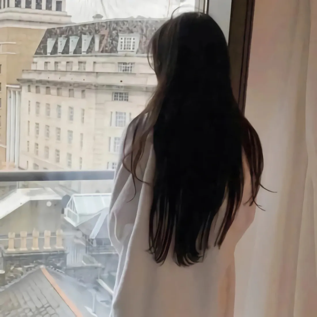 长发美女背影手机壁纸｜室内窗边背景图片 - 眺望城市建筑「哲风壁纸」
