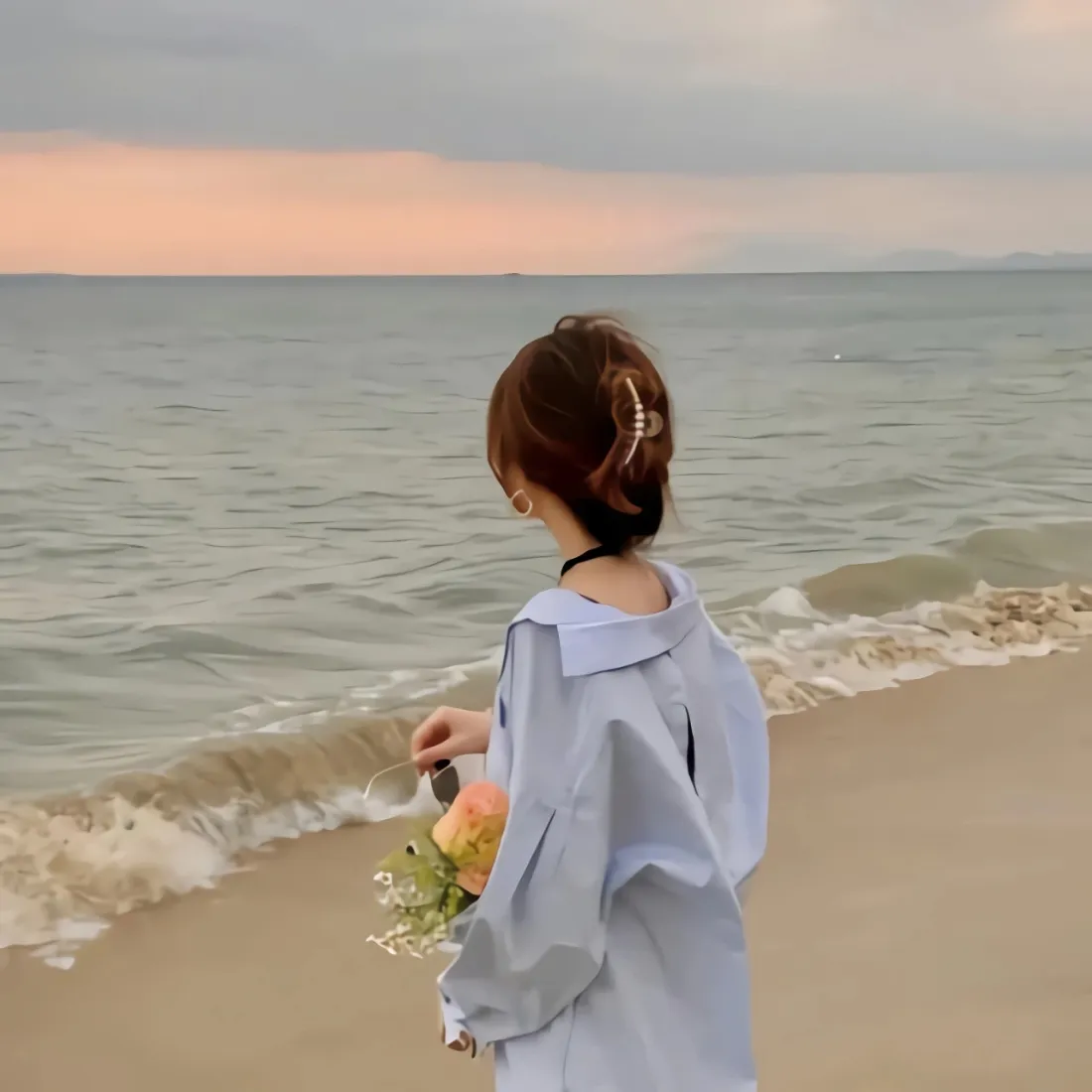 海边女生背影手机壁纸｜沙滩海岸背景图片 - 落日氛围感「哲风壁纸」