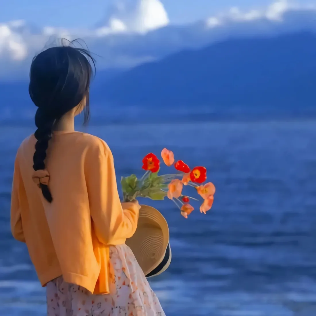 海边美女背影手机壁纸｜蓝色海景背景图片 - 持花少女面朝远山湖面「哲风壁纸」