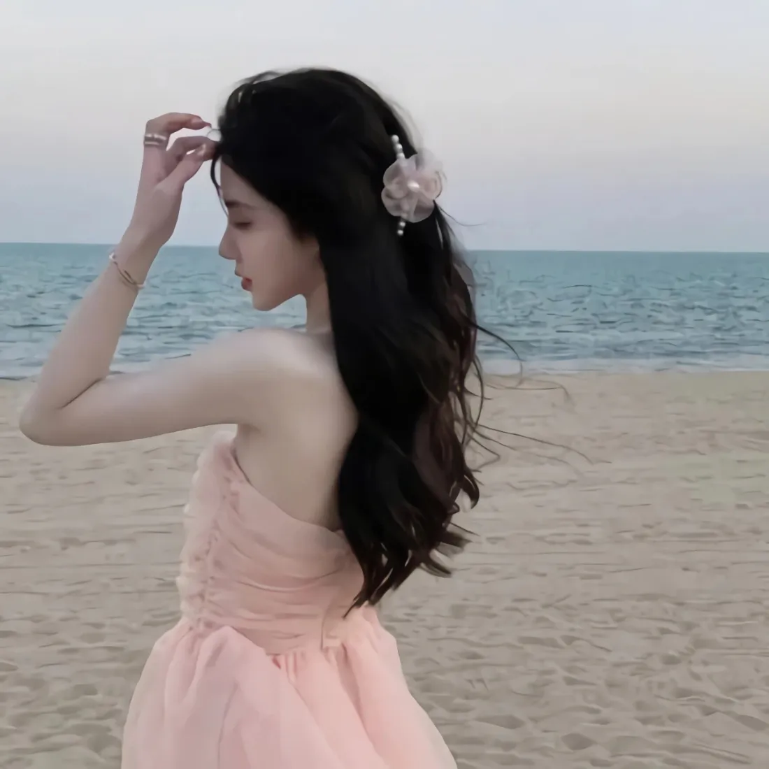 海边美女手机壁纸｜粉色纱裙背景图片 - 侧颜氛围感「哲风壁纸」