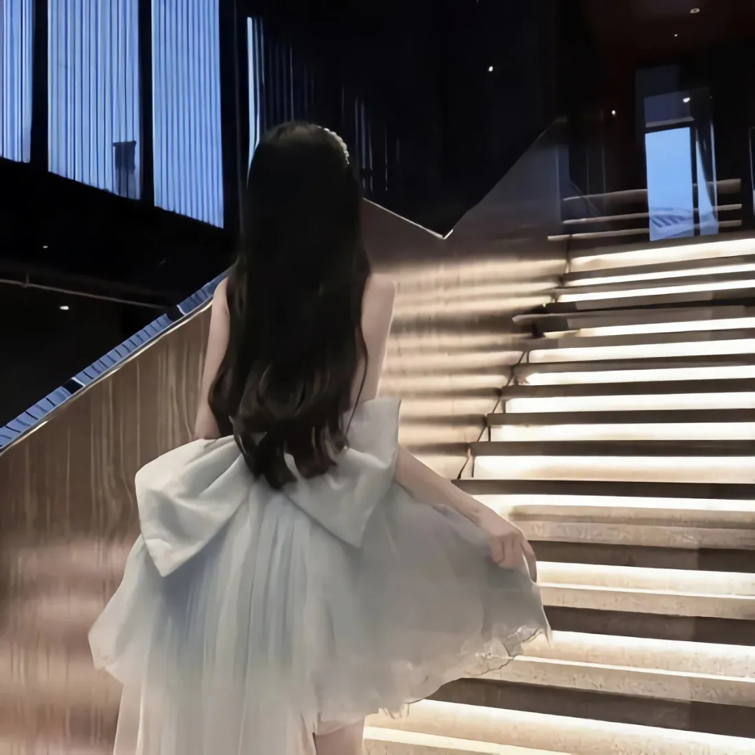 白裙美女手机壁纸|室内发光楼梯背景图片 - 背影「哲风壁纸」 白裙美女手机壁纸|室内发光楼梯背景图片 - 背影「哲风壁纸」