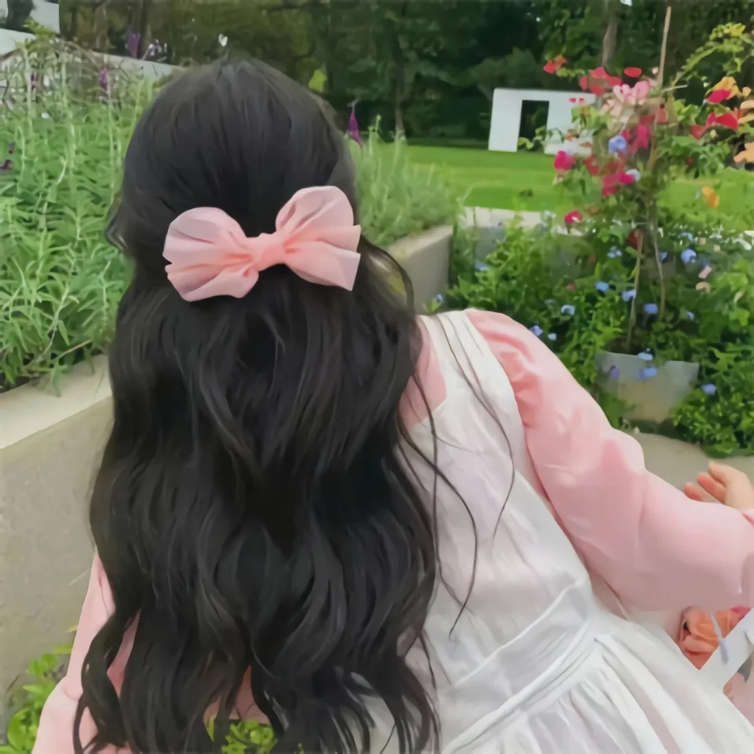 粉蝴蝶结女孩背影手机壁纸｜花园户外背景图片 - 长发粉裙「哲风壁纸」