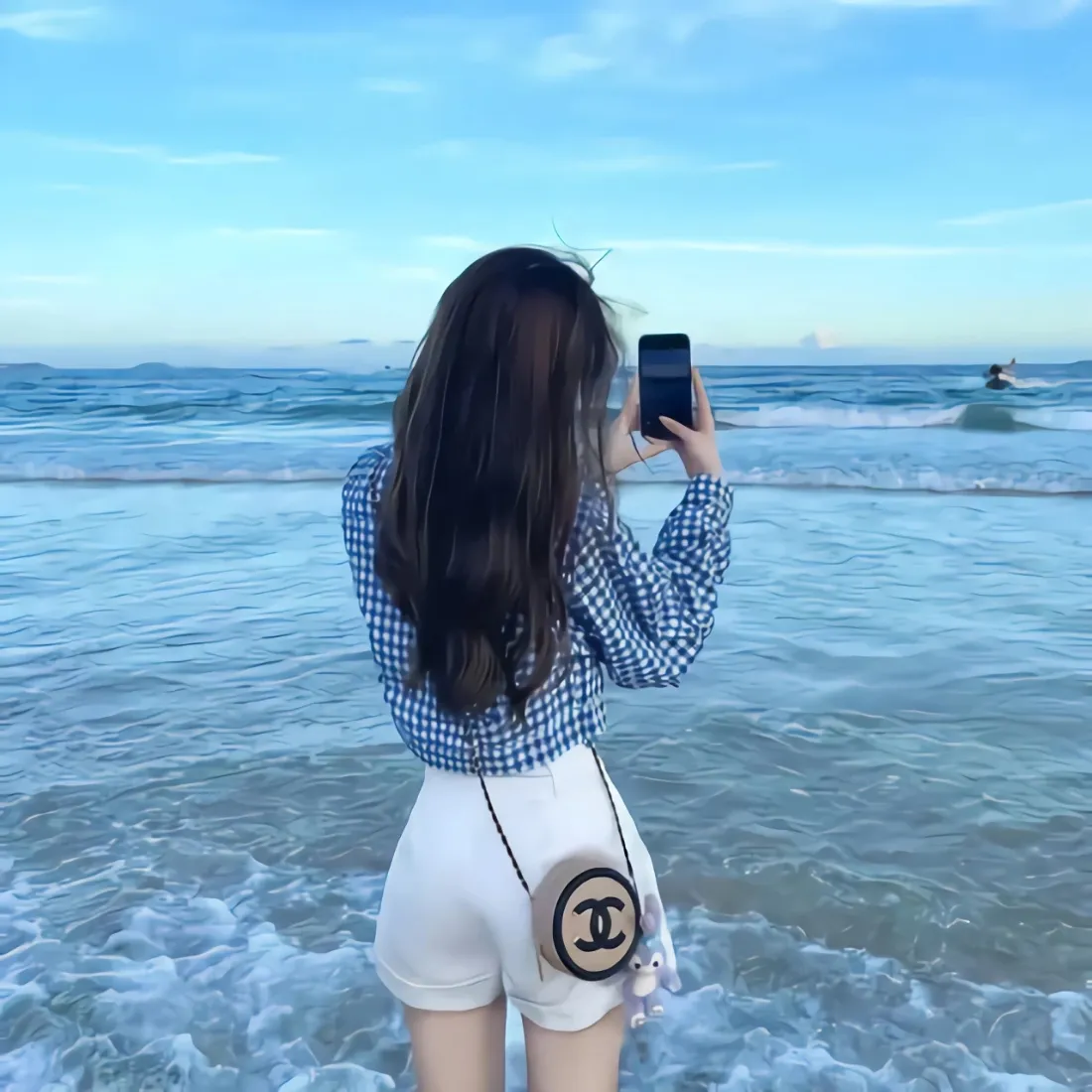 长发女生手机壁纸|海边背景图片 - 格纹上衣白短裤拿手机拍照「哲风壁纸」 长发女生手机壁纸|海边背景图片 - 格纹上衣白短裤拿手机拍照「哲风壁纸」