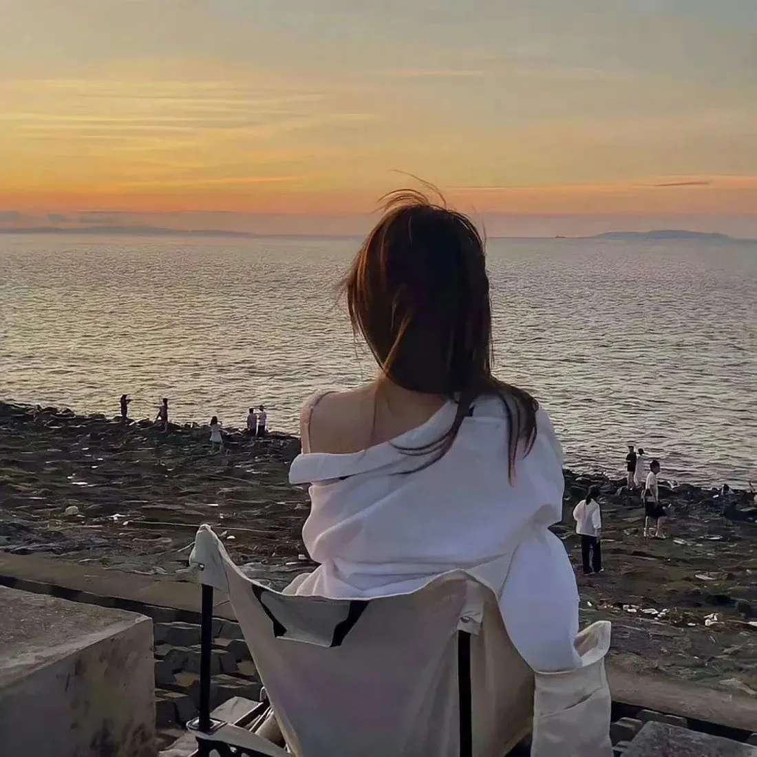 海边女生背影手机壁纸｜日落海景背景图片 - 氛围感「哲风壁纸」
