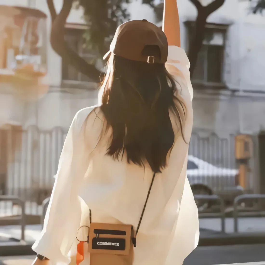 女生背影手机壁纸｜街拍日常背景图片 - 白衬衫棒球帽阳光氛围感「哲风壁纸」