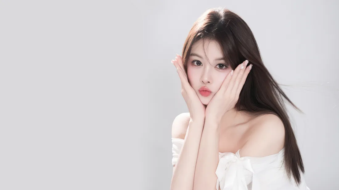 4k长发美女壁纸｜白色露肩背景图片 - 托脸清纯人像「哲风壁纸」