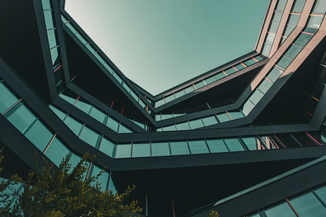 5k现代建筑壁纸｜几何空间背景图片 - 玻璃幕墙仰拍「哲风壁纸」
