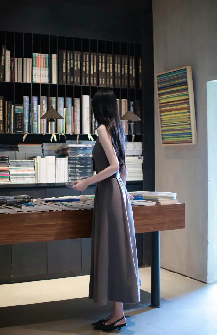 书店美女手机壁纸|文艺氛围感背景图片 - 灰裙长发「哲风壁纸」 书店美女手机壁纸|文艺氛围感背景图片 - 灰裙长发「哲风壁纸」