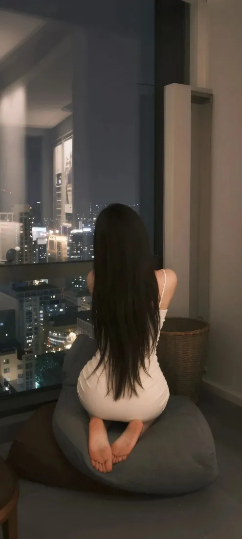 长发美女背影手机壁纸｜落地窗夜景背景图片 - 居家休闲「哲风壁纸」