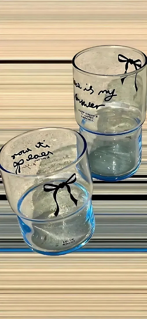蝴蝶结玻璃杯｜简约ins风背景图片 - 透明蓝底印花水杯「哲风壁纸」