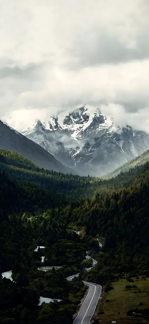 雪山山谷手机壁纸｜山间公路背景图片 - 云雾森林自然风景「哲风壁纸」