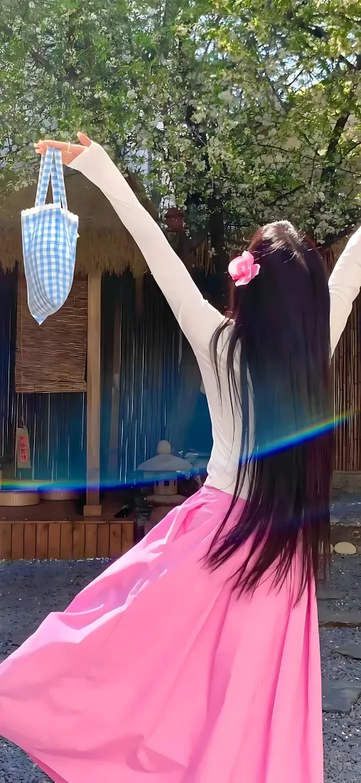粉裙美女手机壁纸|户外树木背景图片 - 阳光抬手蓝格手提袋「哲风壁纸」 粉裙美女手机壁纸|户外树木背景图片 - 阳光抬手蓝格手提袋「哲风壁纸」
