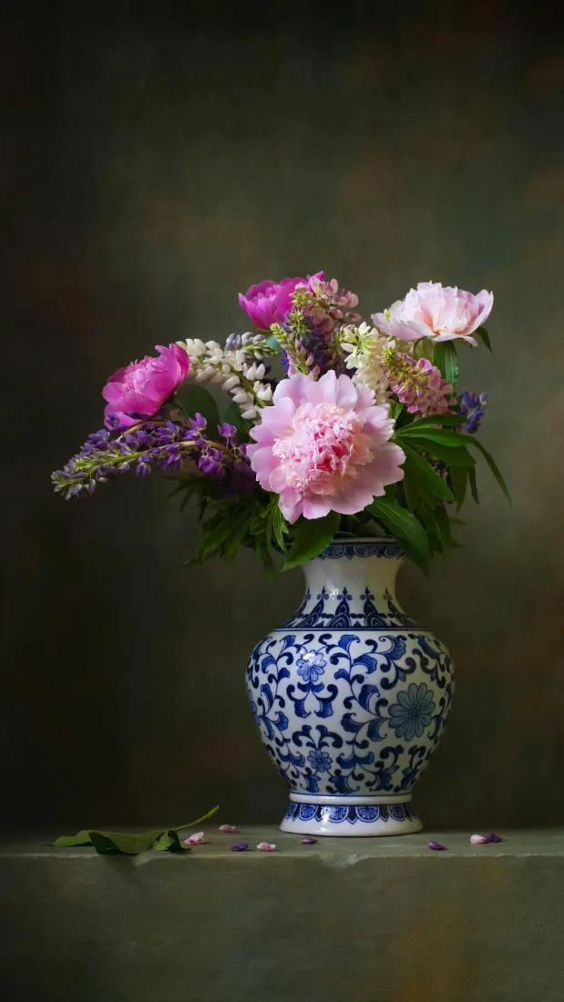青花瓷瓶牡丹插花手机壁纸｜静物油画背景图片 - 古典雅致「哲风壁纸」