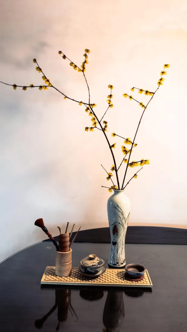 中式茶席插花手机壁纸｜桌面静物背景图片 - 禅意茶具黄花枝「哲风壁纸」