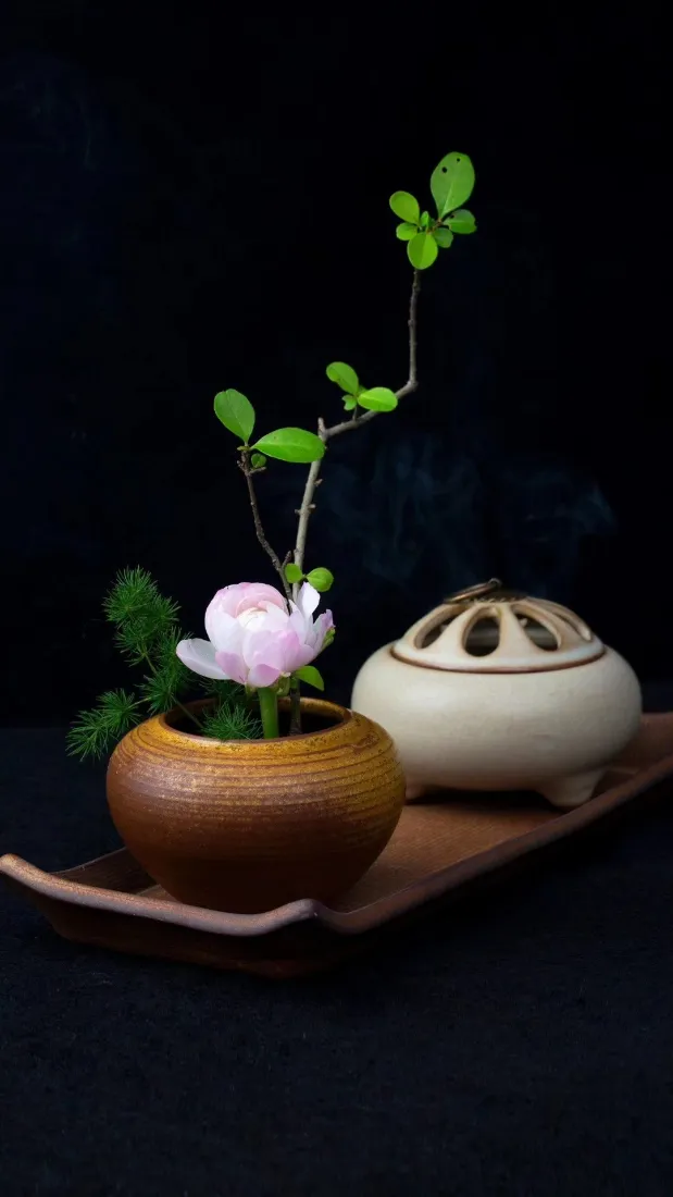 禅意茶席摆件手机壁纸｜中式插花陶罐背景图片 - 雅致香道布置「哲风壁纸」