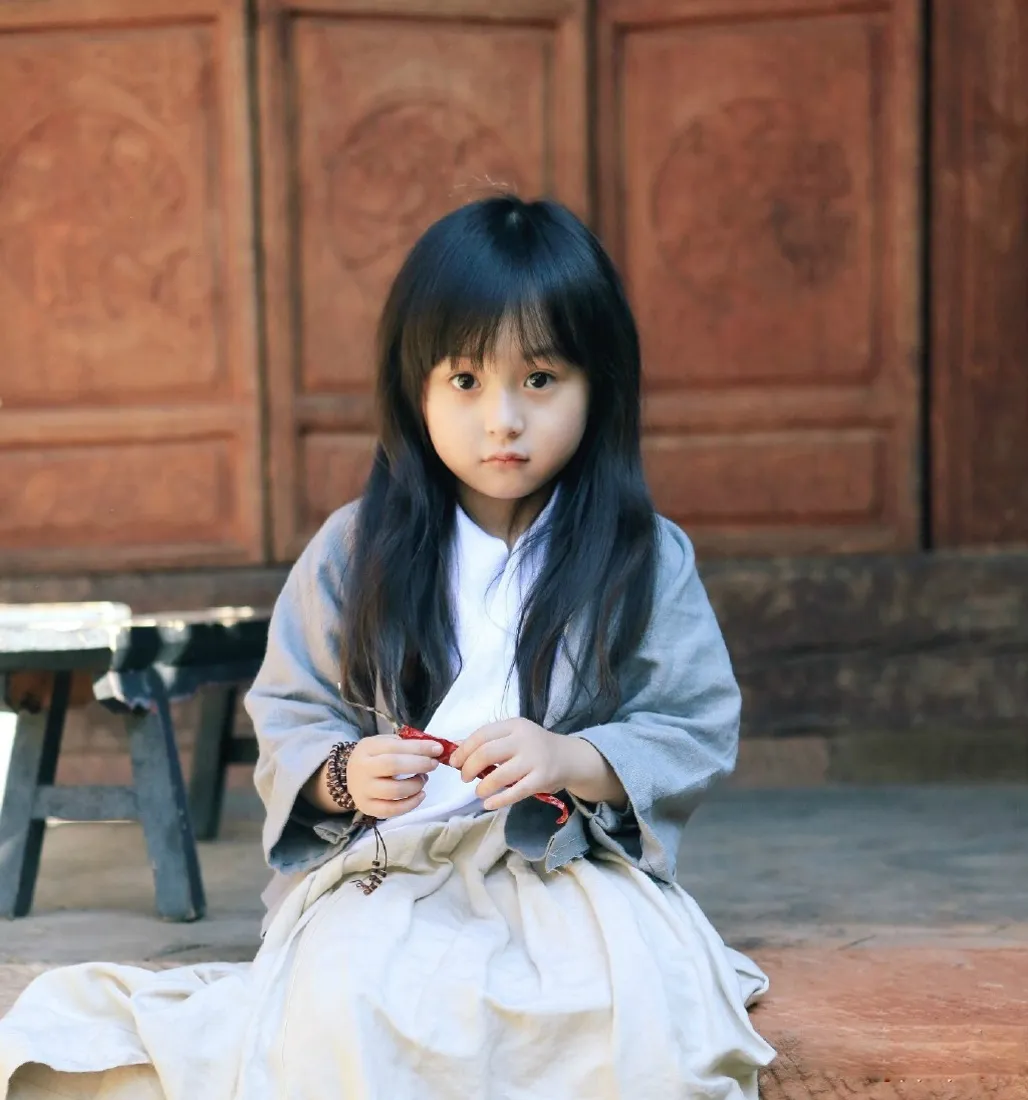 汉服萌娃手机壁纸|古建筑前背景图片 - 可爱小女孩「哲风壁纸」 汉服萌娃手机壁纸|古建筑前背景图片 - 可爱小女孩「哲风壁纸」