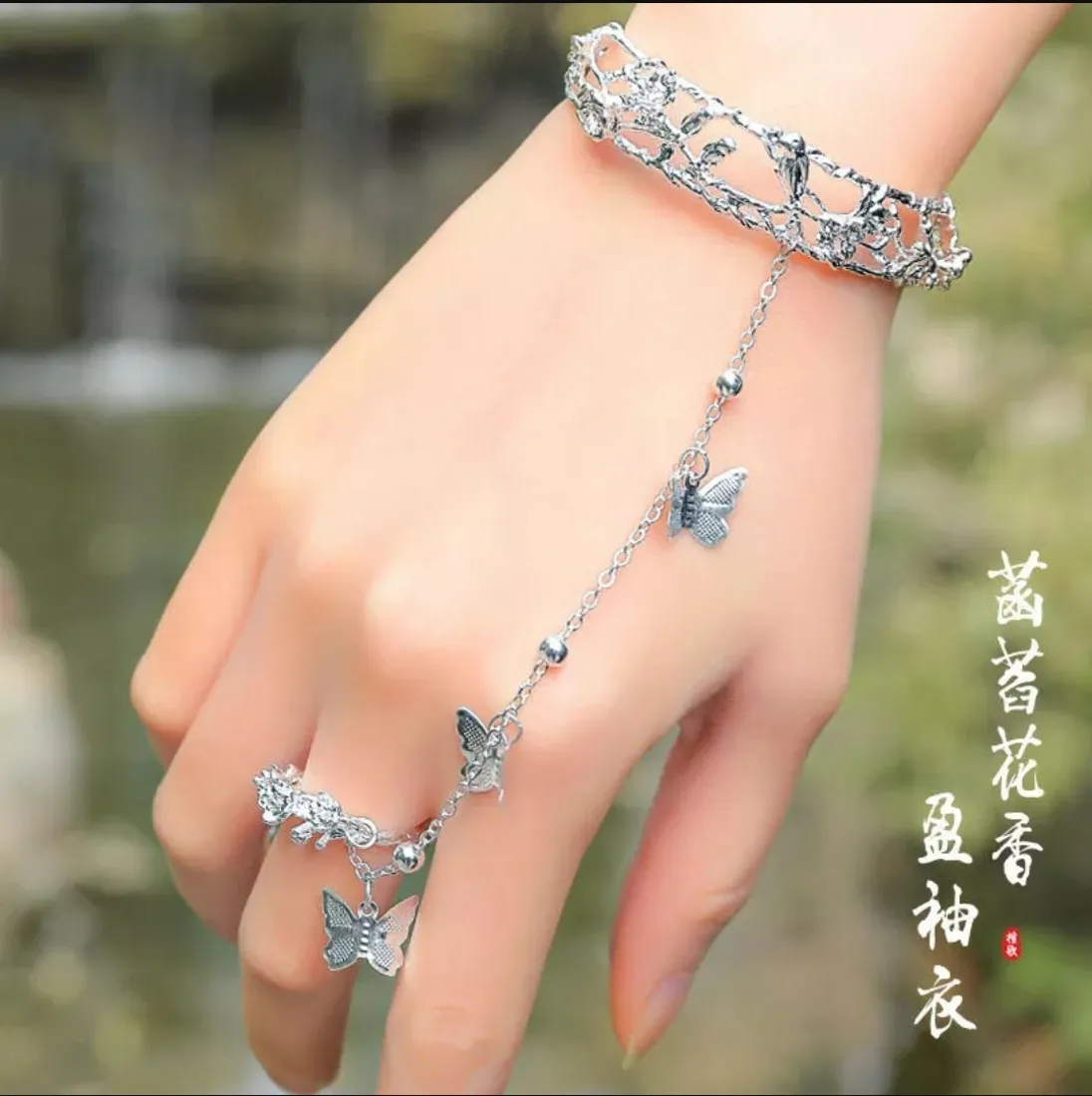 古风银蝴蝶手镯｜连指首饰背景图片 - 汉服配饰「哲风壁纸」