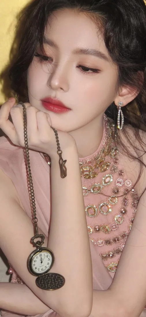 复古美女手机壁纸|粉色亮片裙背景图片 - 托腮持怀表温柔迷人「哲风壁纸」 复古美女手机壁纸|粉色亮片裙背景图片 - 托腮持怀表温柔迷人「哲风壁纸」