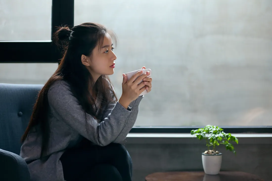 5k气质美女壁纸｜窗边捧杯背景图片 - 半扎丸子头休闲居家「哲风壁纸」