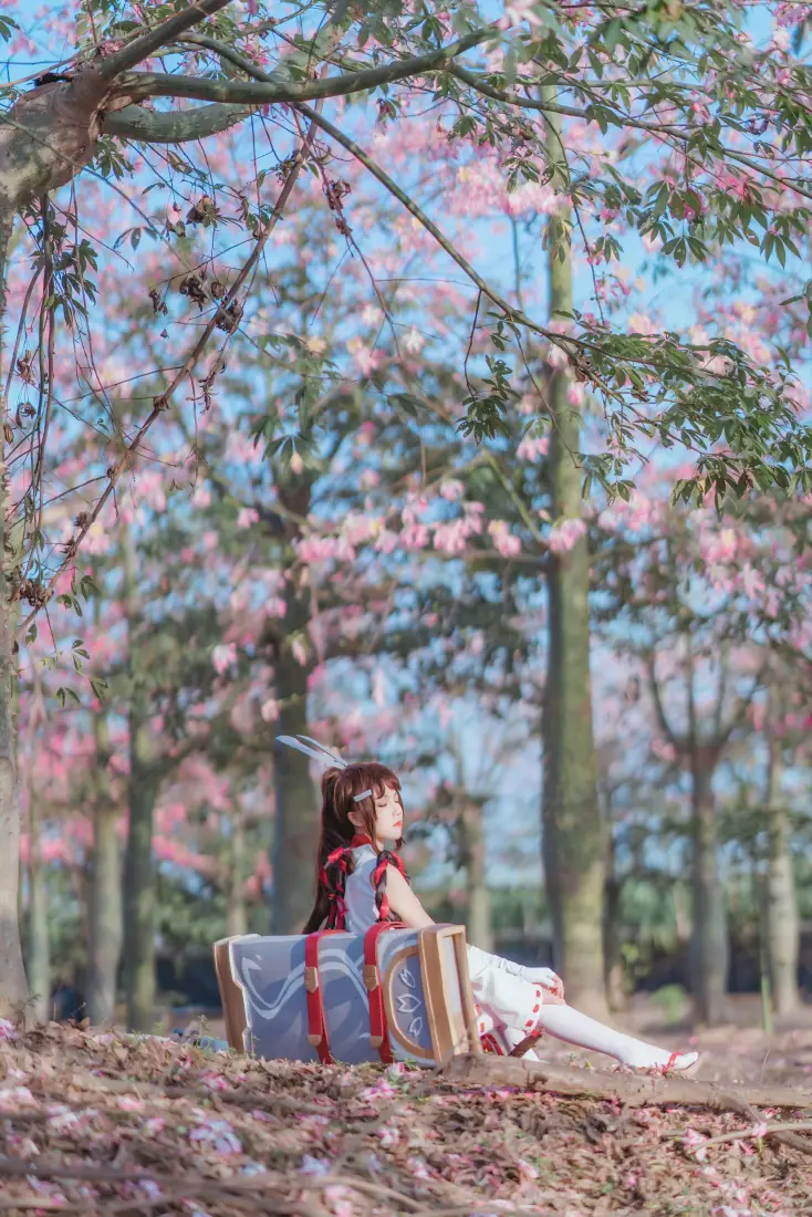 伽罗花见巫女cos手机壁纸｜樱花树林背景图片 - 户外巫女服少女「哲风壁纸」