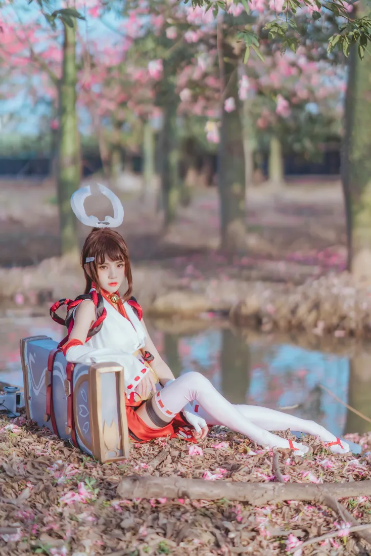 伽罗花见巫女cos手机壁纸｜樱花林水边 - 桜桃喵巫女服造型「哲风壁纸」