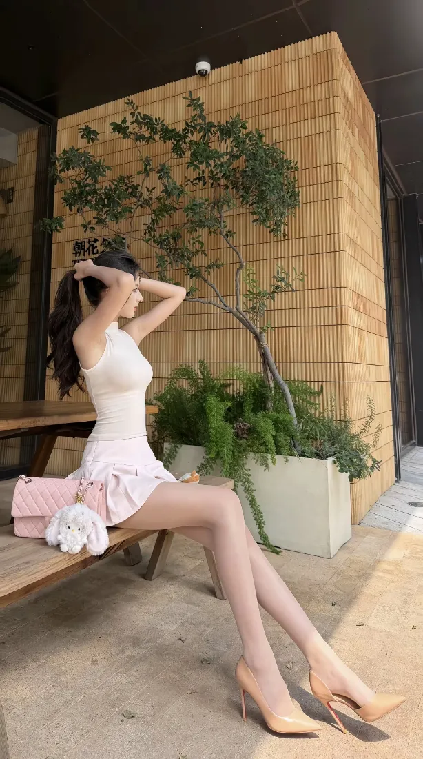 白衣美女手机壁纸｜户外坐姿背景图片 - 纯欲风穿搭「哲风壁纸」