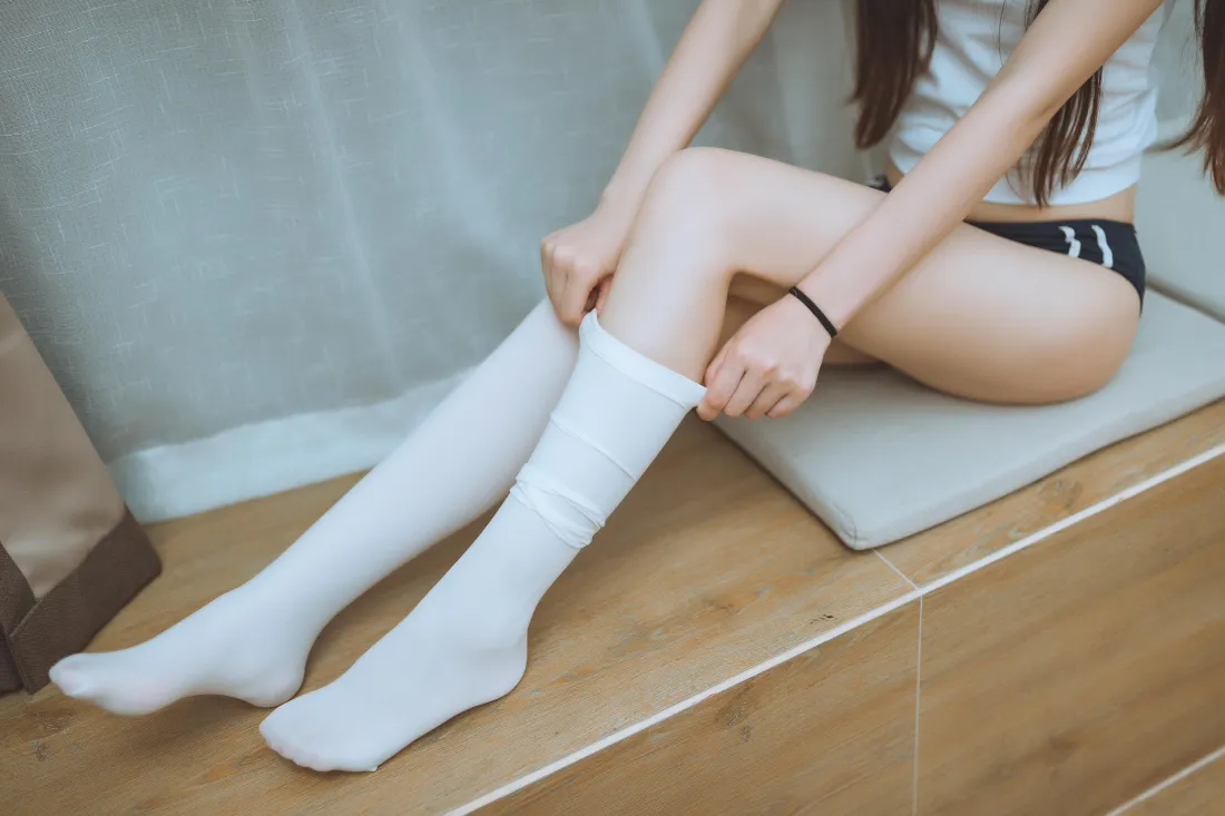 6k五更百鬼壁纸｜体操服少女白丝写真 - 过膝袜居家美腿背景图片「哲风壁纸」