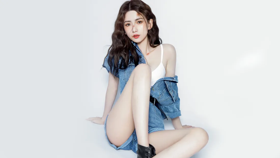 4k牛仔服美女壁纸|白色吊带背景图片 - 长卷发坐姿写真「哲风壁纸」 4k牛仔服美女壁纸|白色吊带背景图片 - 长卷发坐姿写真「哲风壁纸」