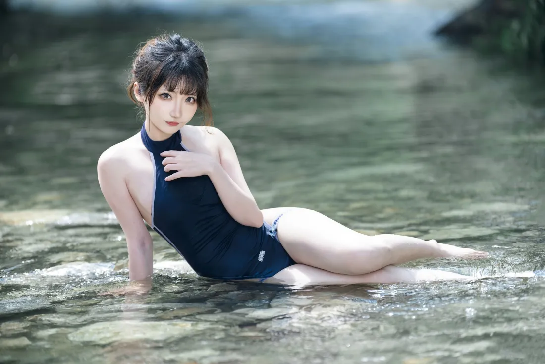 3k竞泳美女壁纸｜浅溪戏水背景图片 - 户外清凉写真「哲风壁纸」