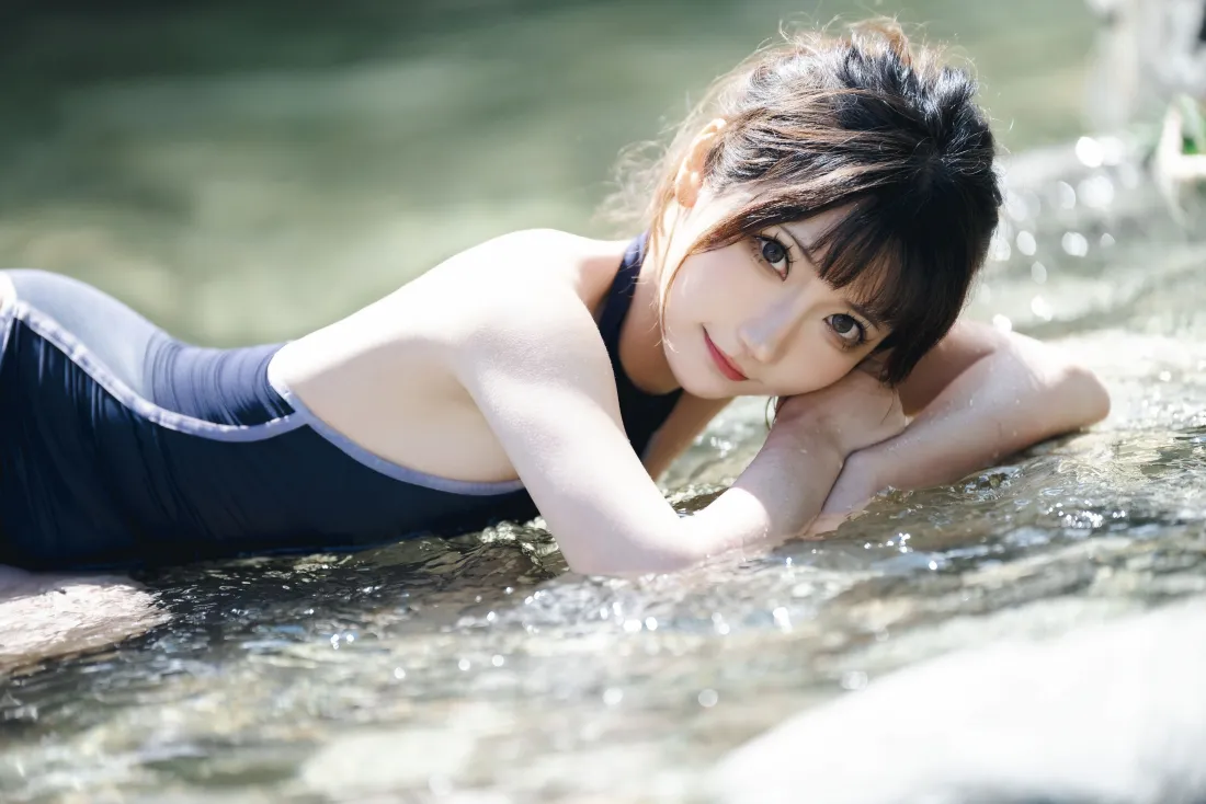 3k竞泳美女壁纸｜溪涧水边背景图片 - 夏日清凉写真「哲风壁纸」