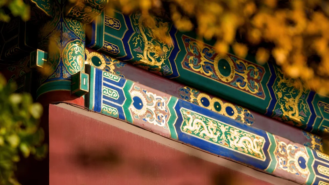 2k故宫|红墙彩画秋景背景图片 - 古建雕梁银杏「哲风壁纸」 2k故宫|红墙彩画秋景背景图片 - 古建雕梁银杏「哲风壁纸」