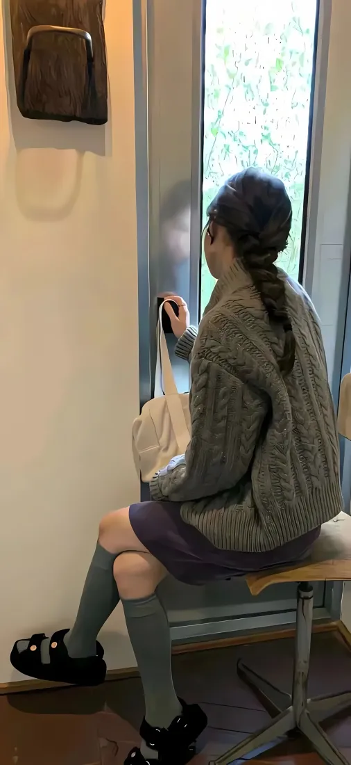 麻花辫美女背影｜窗边坐椅背景图片 - 针织衫短裙穿搭「哲风壁纸」
