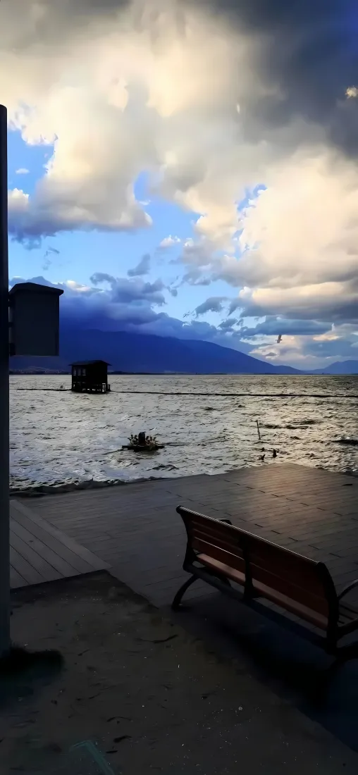 海边长椅手机壁纸｜蓝天海面背景图片 - 远山云层观景台「哲风壁纸」