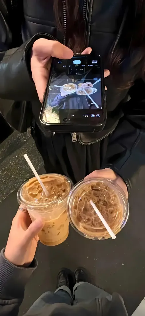 冰拿铁咖啡｜手持碰杯背景图片 - 外带饮品打卡「哲风壁纸」