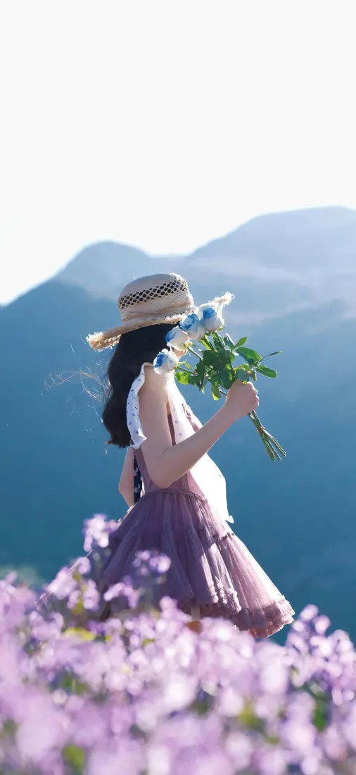 草帽少女手机壁纸｜花海山海背景图片 - 紫裙捧花治愈「哲风壁纸」