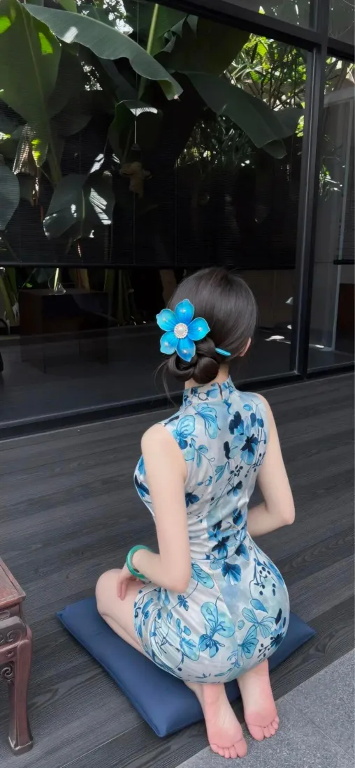 旗袍美女｜背影跪坐背景图片 - 青花瓷旗袍「哲风壁纸」