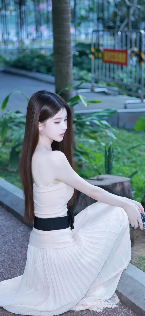 白裙长发美女手机壁纸｜户外绿植背景图片 - 清冷氛围感「哲风壁纸」