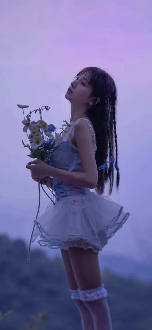 捧花少女手机壁纸|紫色调背景图片 - 白裙长直发户外写真「哲风壁纸」 捧花少女手机壁纸|紫色调背景图片 - 白裙长直发户外写真「哲风壁纸」