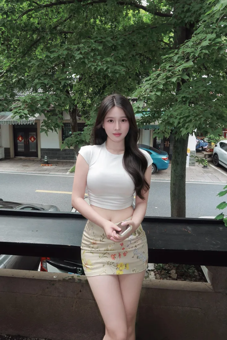 白T短裙美女手机壁纸｜户外街拍背景图片 - 青春靓丽夏日穿搭「哲风壁纸」