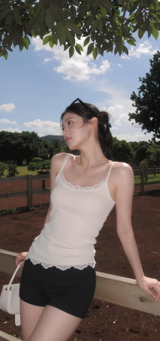 女生户外写真手机壁纸|夏日清新背景图片 - 吊带上衣黑短裤穿搭「哲风壁纸」 女生户外写真手机壁纸|夏日清新背景图片 - 吊带上衣黑短裤穿搭「哲风壁纸」