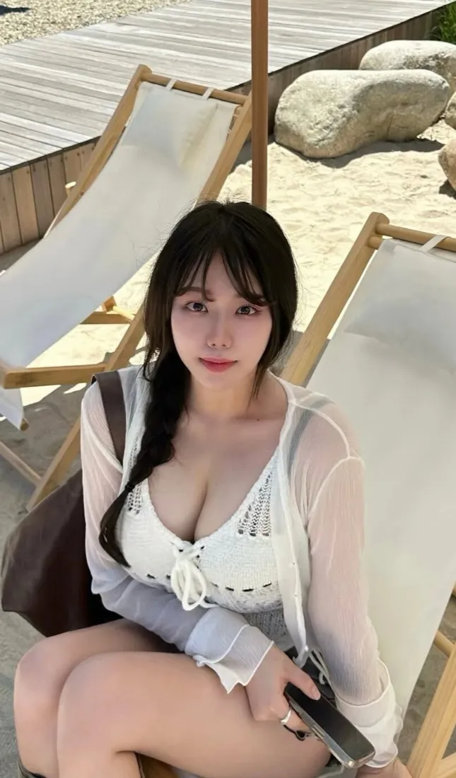 性感美女手机壁纸｜户外度假背景图片 - 白色泳装穿搭「哲风壁纸」