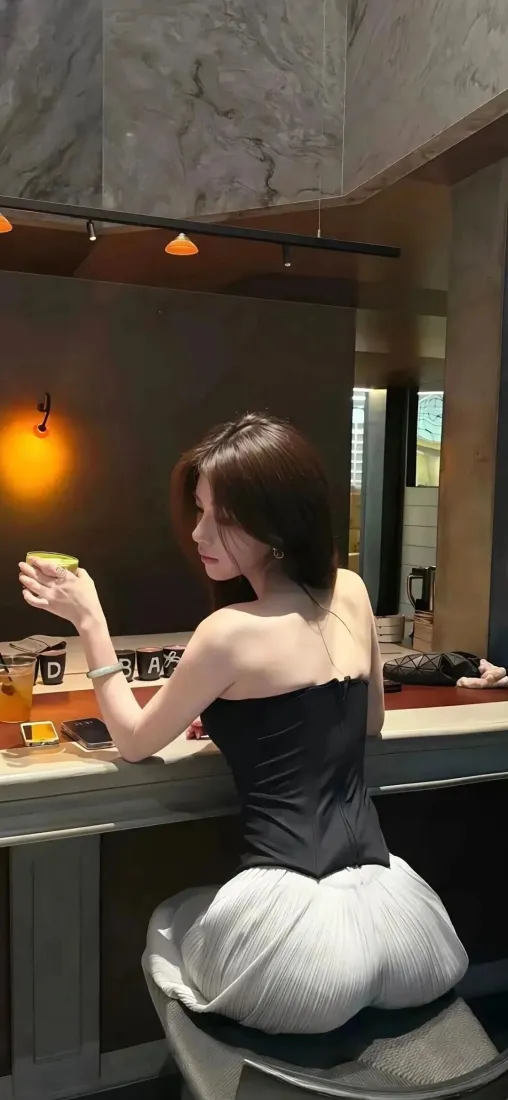酒吧吧台美女手机壁纸|暖光背景图片 - 抹胸穿搭氛围感「哲风壁纸」 酒吧吧台美女手机壁纸|暖光背景图片 - 抹胸穿搭氛围感「哲风壁纸」