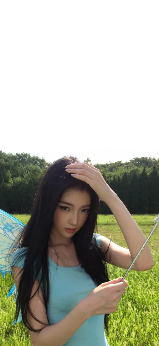 黑长直美女手机壁纸｜户外草地背景图片 - 浅蓝色吊带撑伞「哲风壁纸」