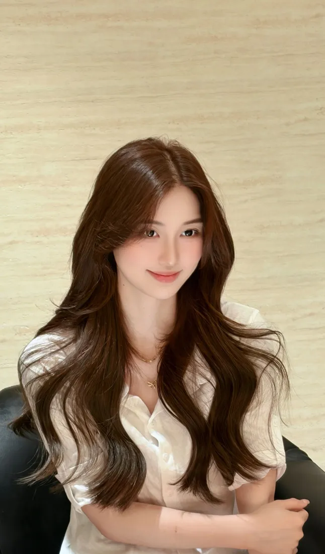 长发美女手机壁纸｜白衬衫室内背景图片 - 温柔气质人像「哲风壁纸」