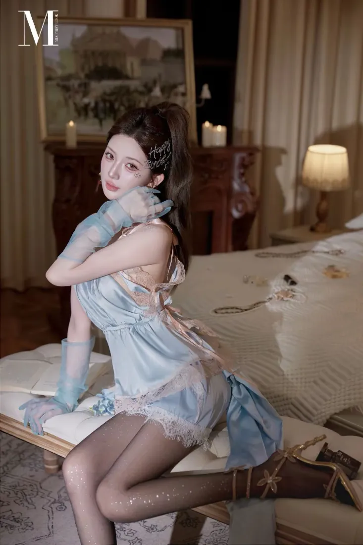 蓝裙美女手机壁纸｜卧室背景图片 - 黑丝氛围感写真「哲风壁纸」