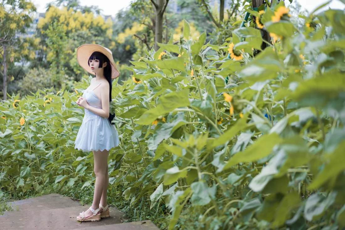 6k少女壁纸｜向日葵花田背景图片 - 草帽短裙夏日户外「哲风壁纸」