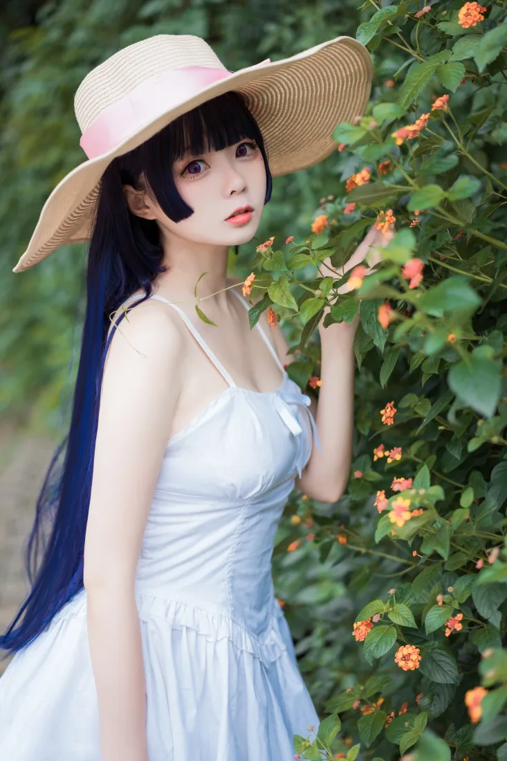 cosplay少女手机壁纸｜户外绿植背景图片 - 草帽白裙清新人像「哲风壁纸」