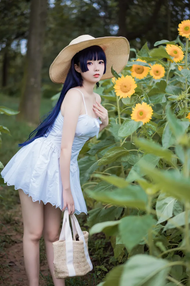 蓝发少女手机壁纸｜向日葵花田背景图片 - 草帽白裙户外写真「哲风壁纸」