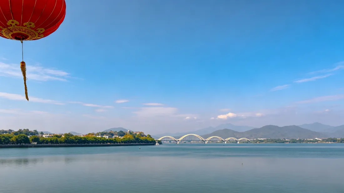 3k江景山水壁纸｜蓝天碧水背景图片 - 白桥红灯笼「哲风壁纸」